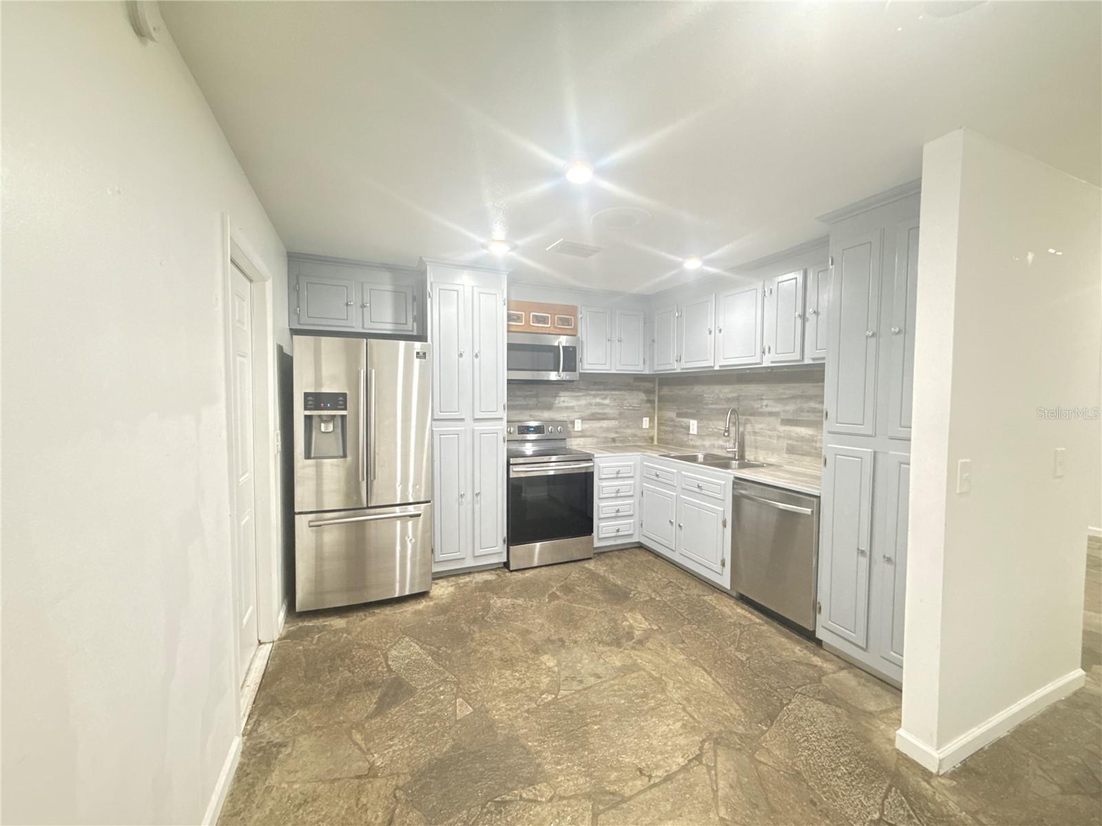 4694 Pheasant Run Dr #2b Property Photo 20