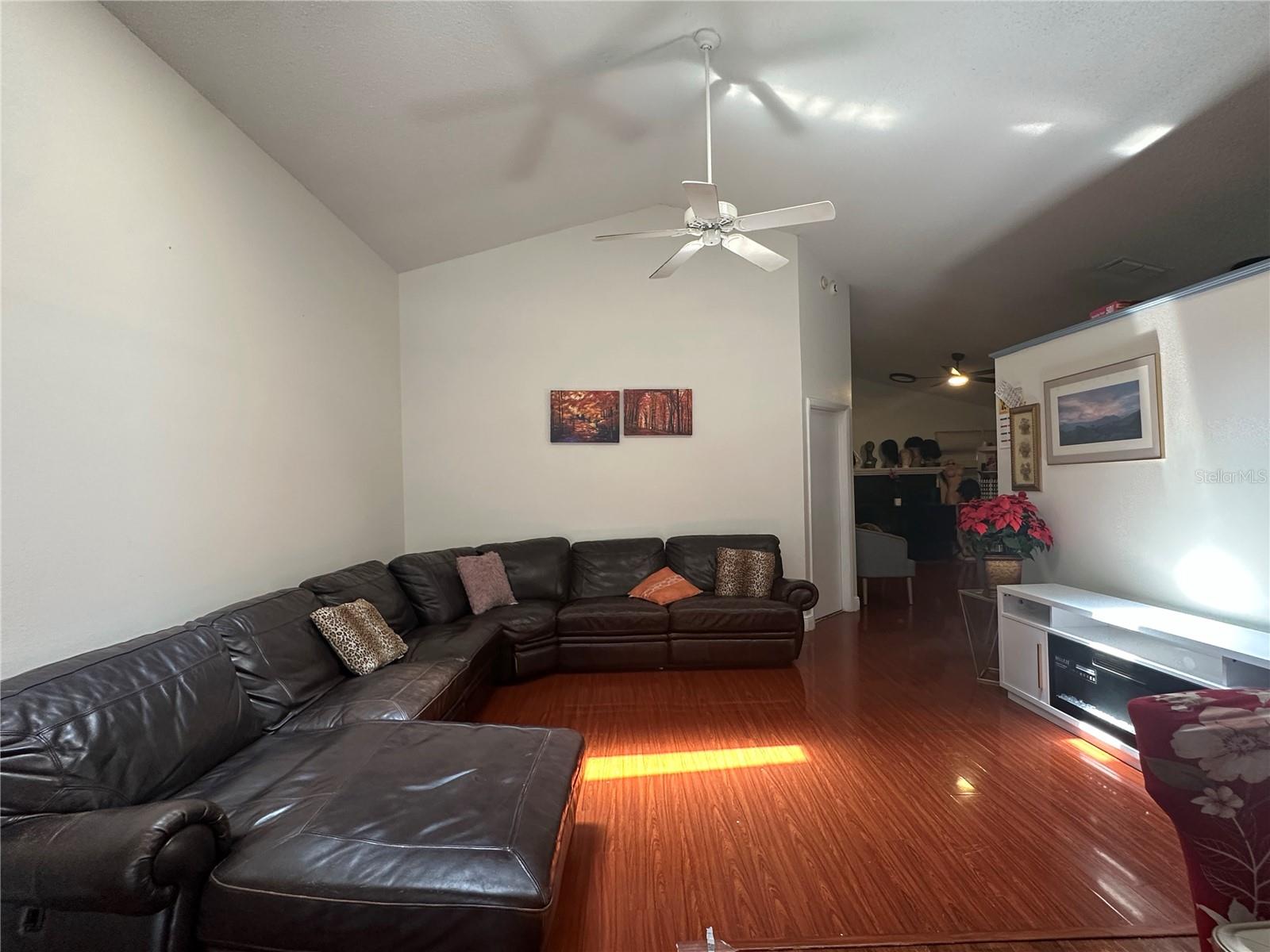O6429283 Property Photo 4