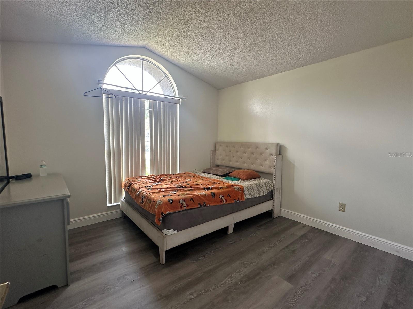 O6429283 Property Photo 20