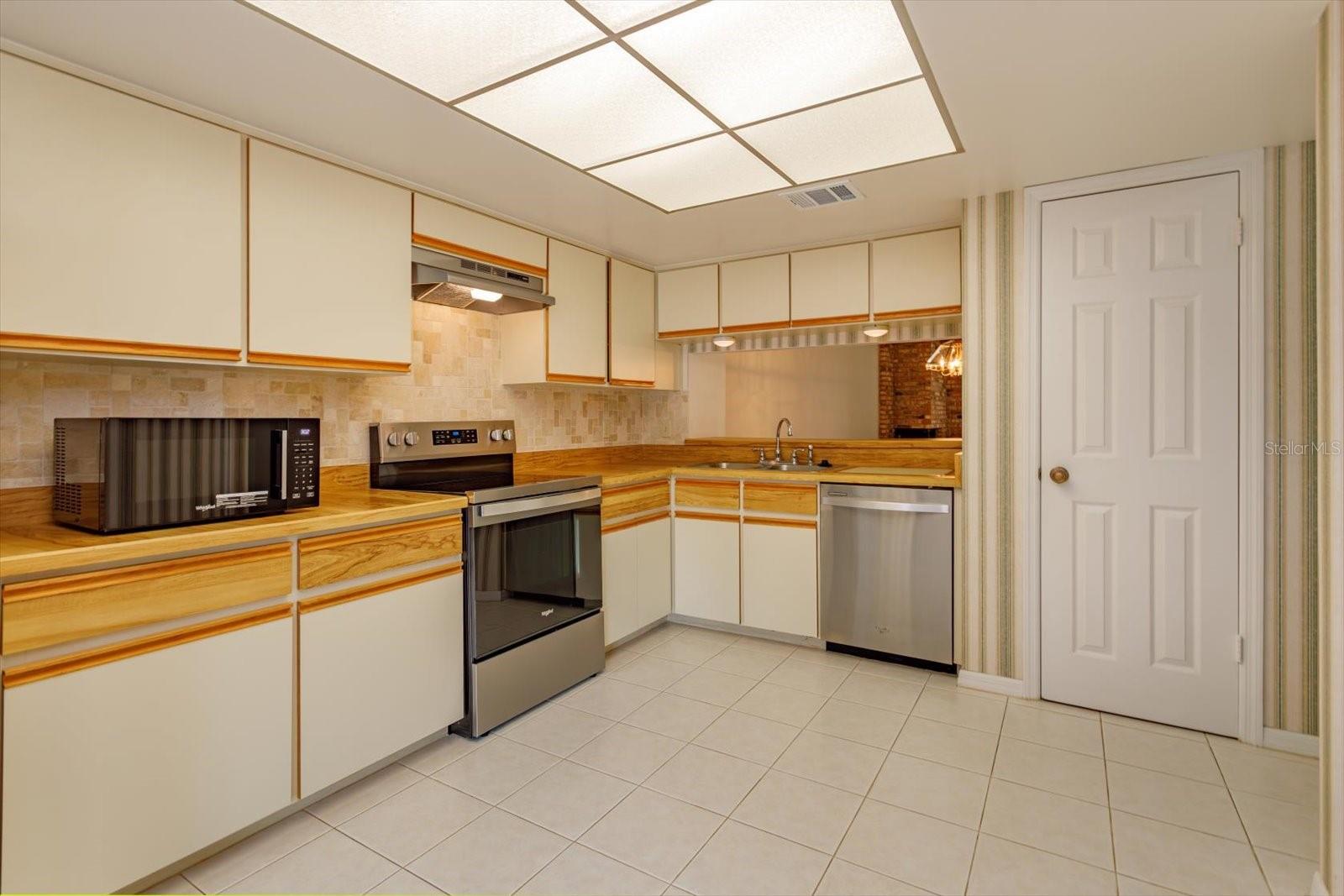 1055 Kensington Park Dr #711 Property Photo 5