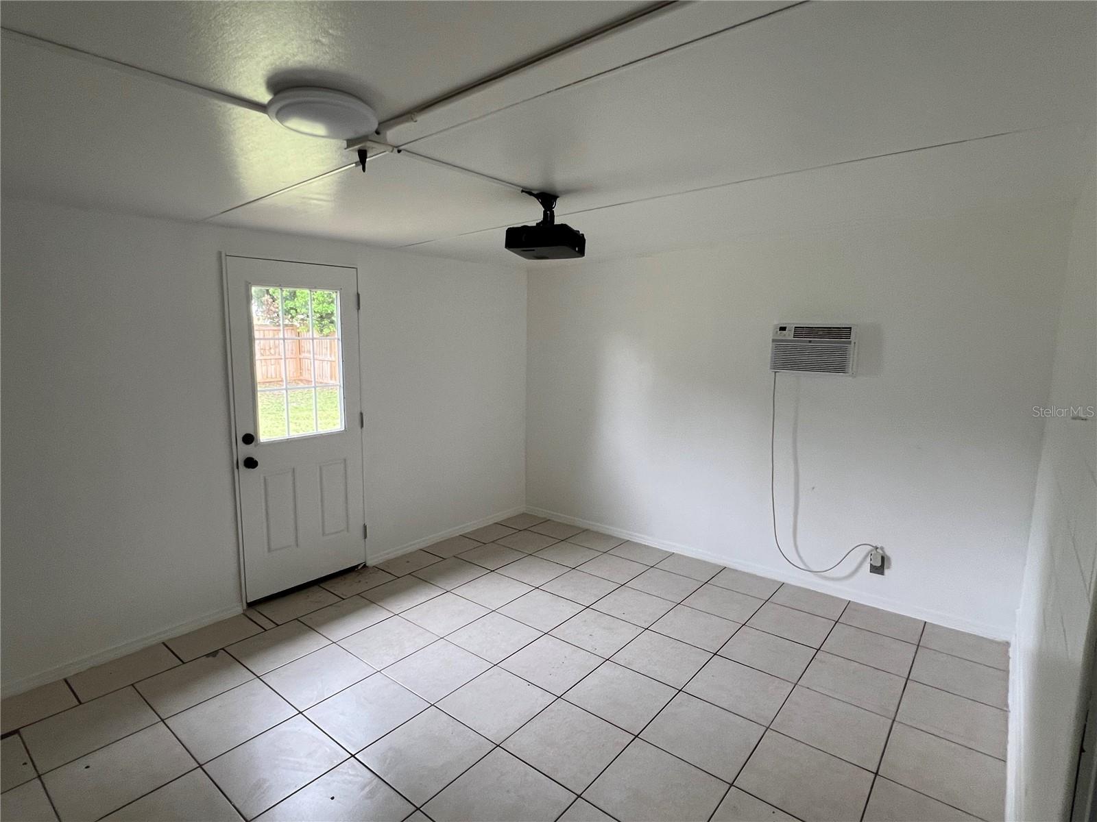 6 E Thrush St Property Photo 11