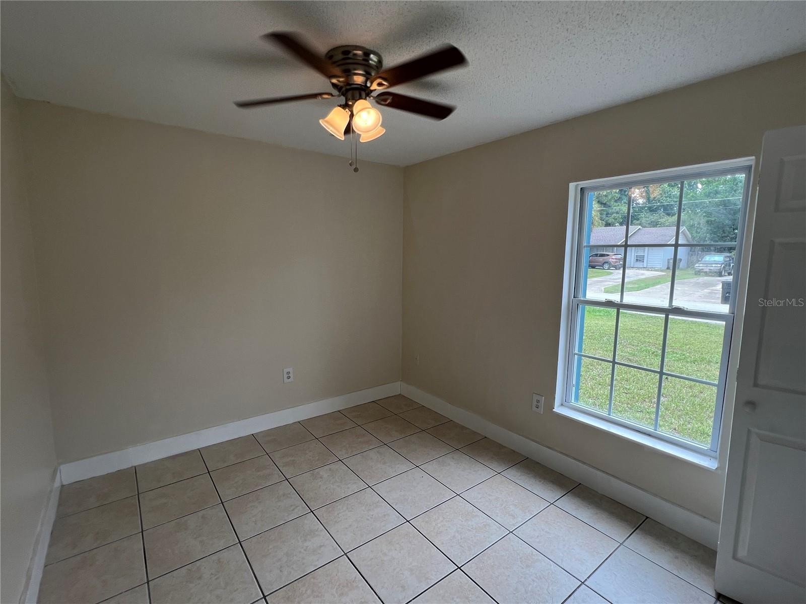 6 E Thrush St Property Photo 18