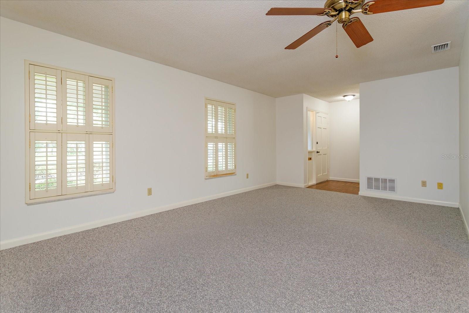 O6429573 Property Photo 3