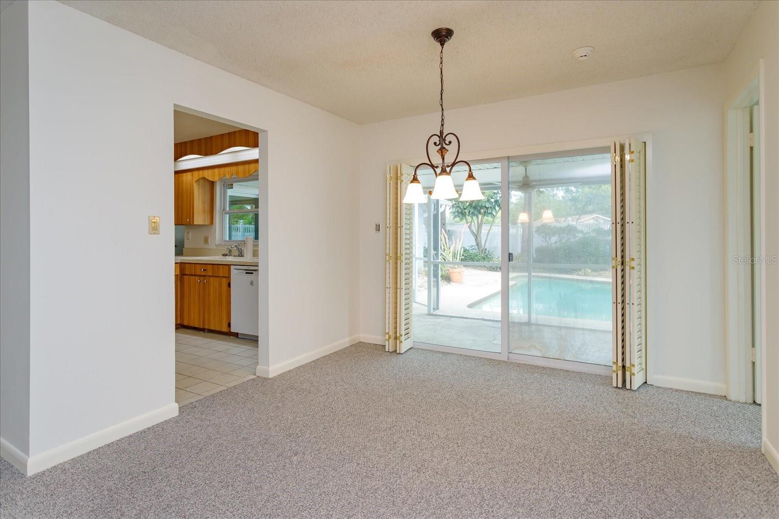 O6429573 Property Photo 6