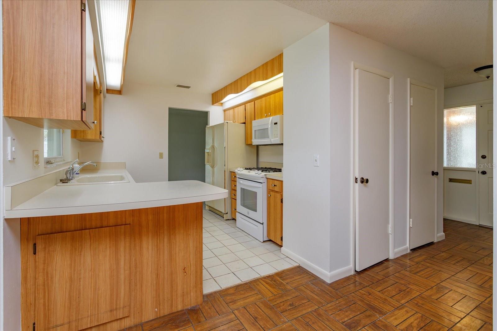 O6429573 Property Photo 7