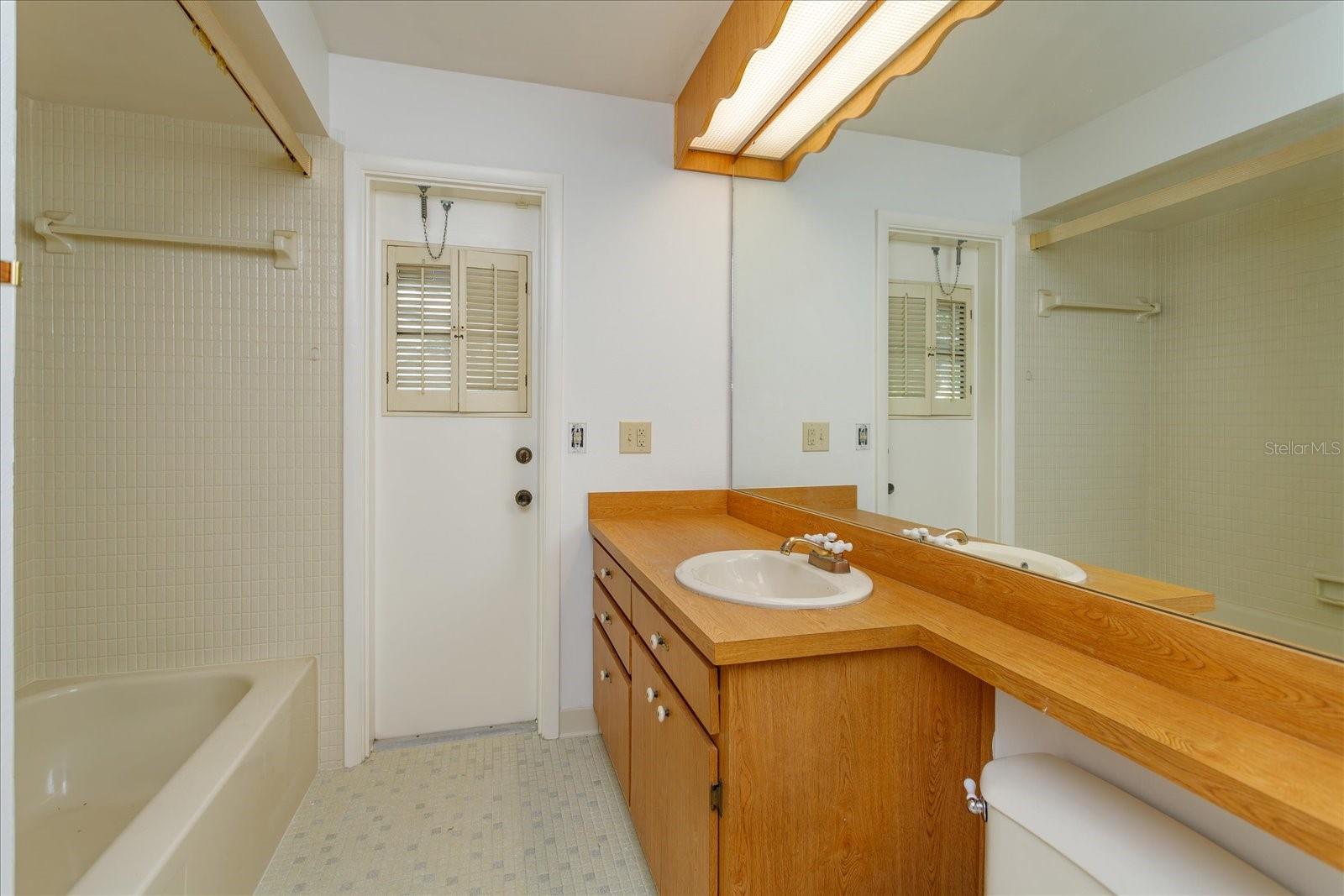 O6429573 Property Photo 17