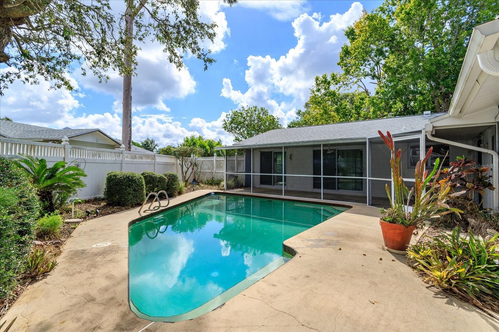 O6429573 Property Photo 24