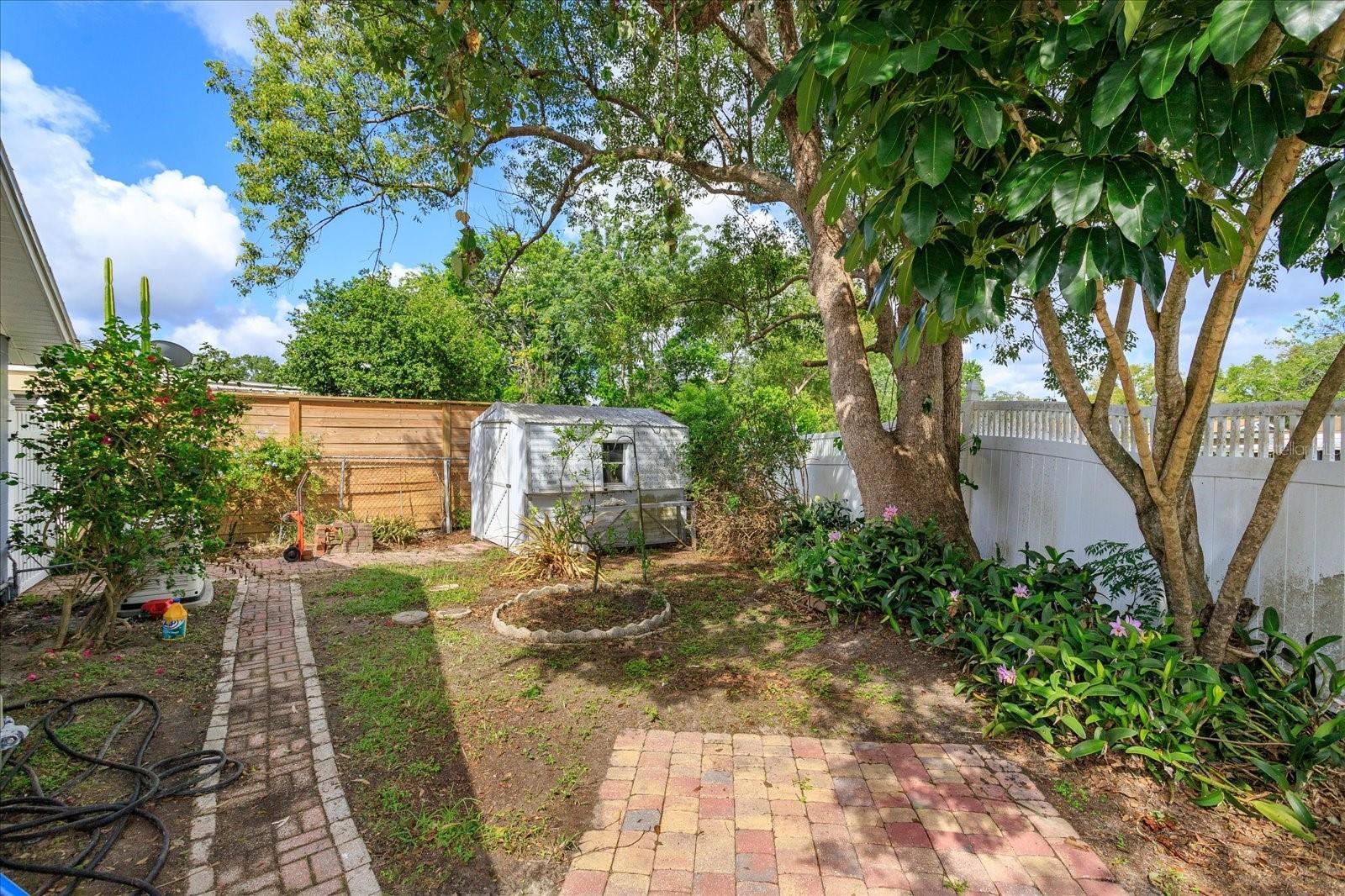 O6429573 Property Photo 25