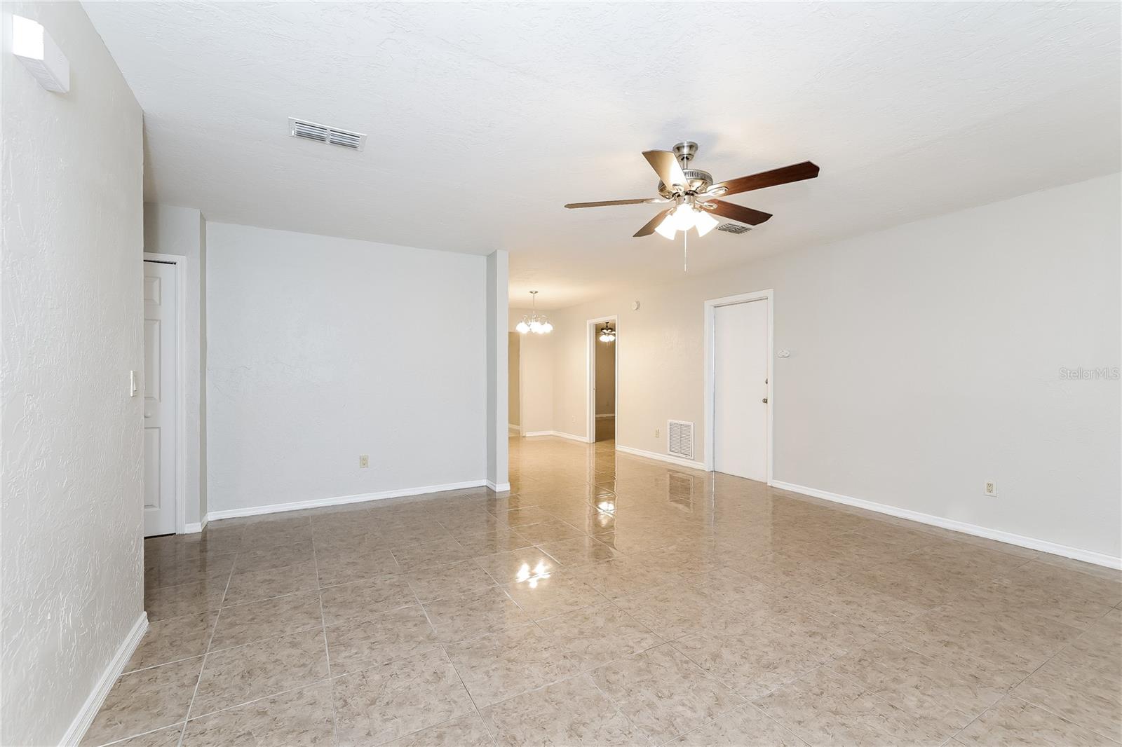 O6429619 Property Photo 2