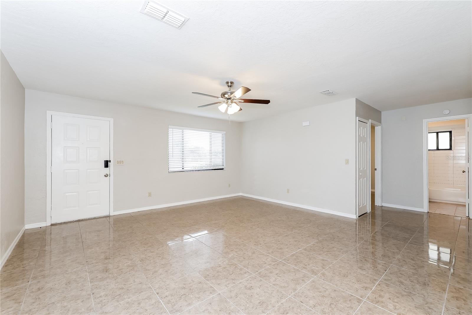 O6429619 Property Photo 4