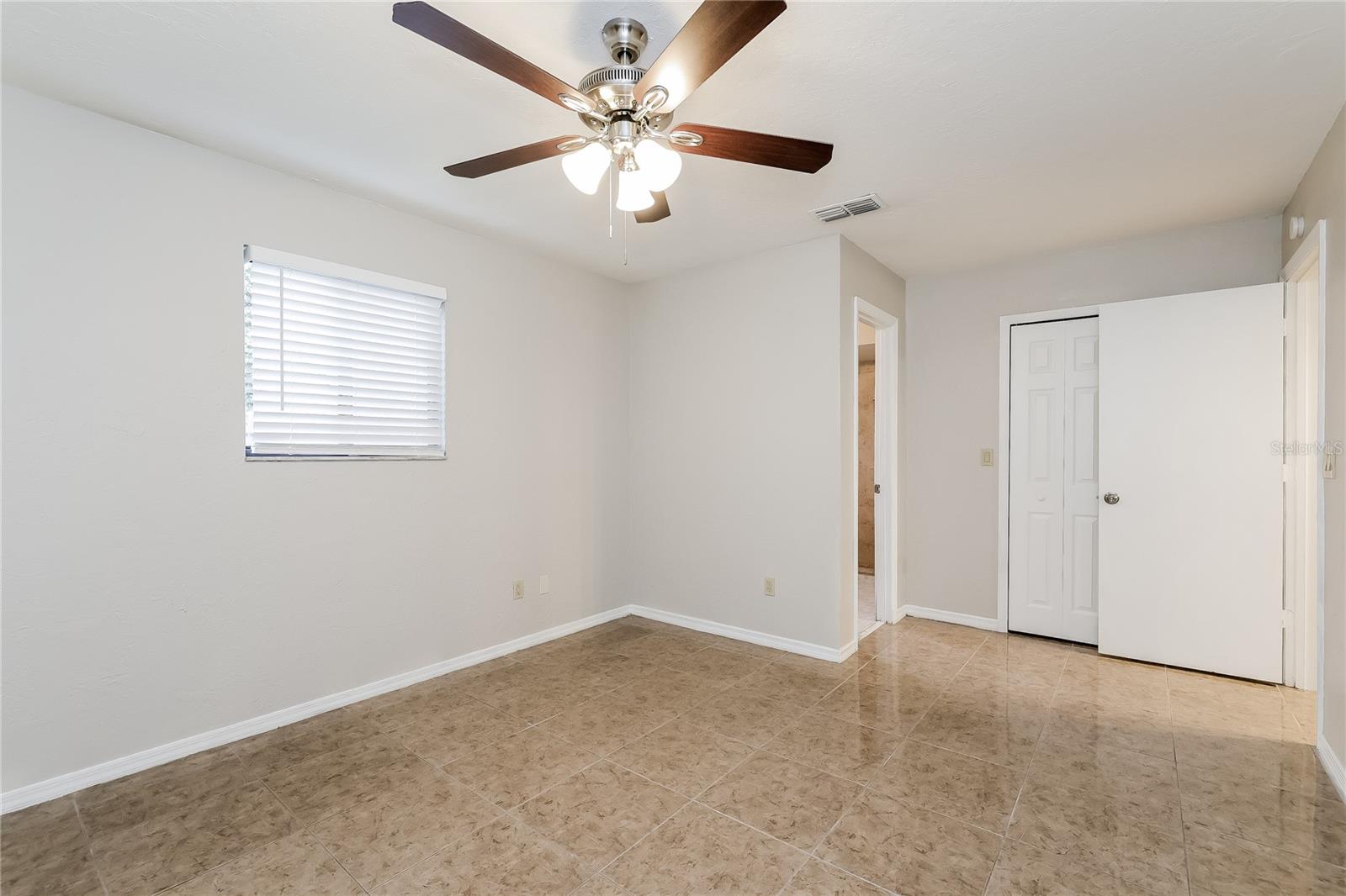 O6429619 Property Photo 8