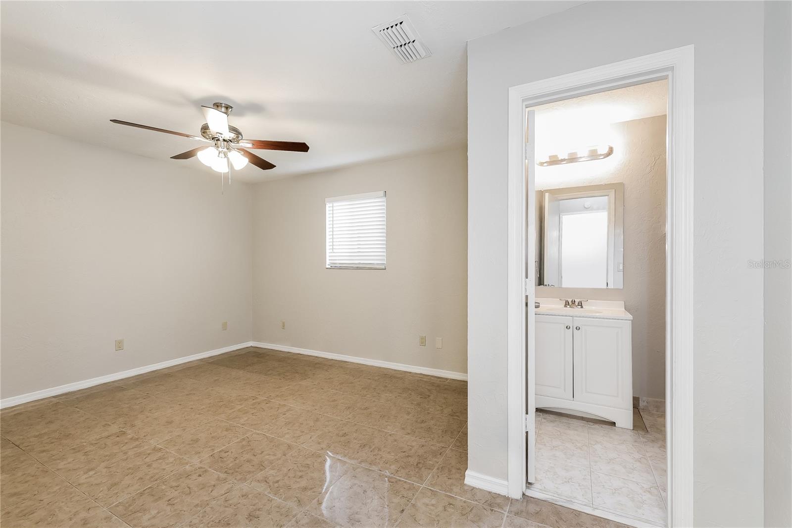 O6429619 Property Photo 9