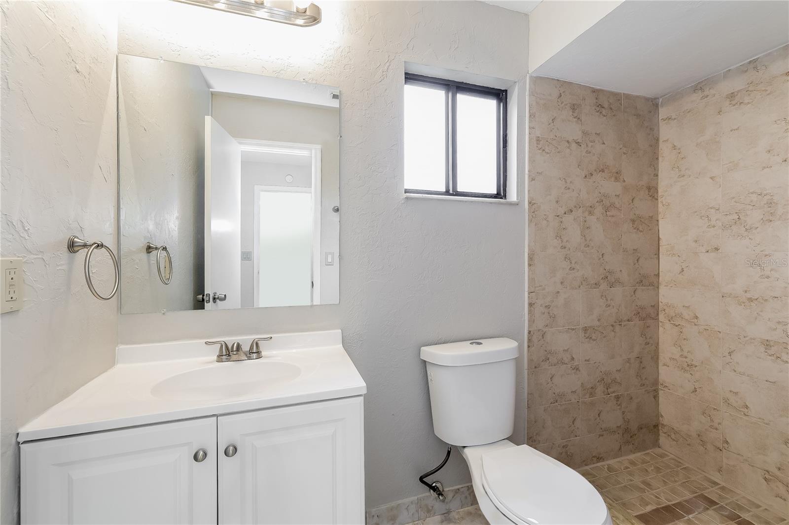 O6429619 Property Photo 10