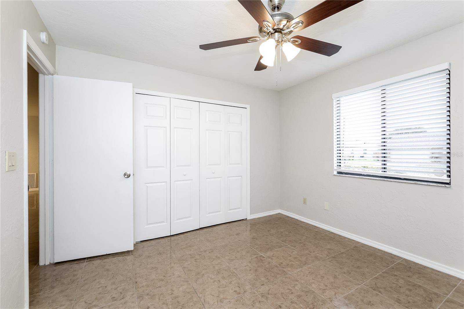 O6429619 Property Photo 11