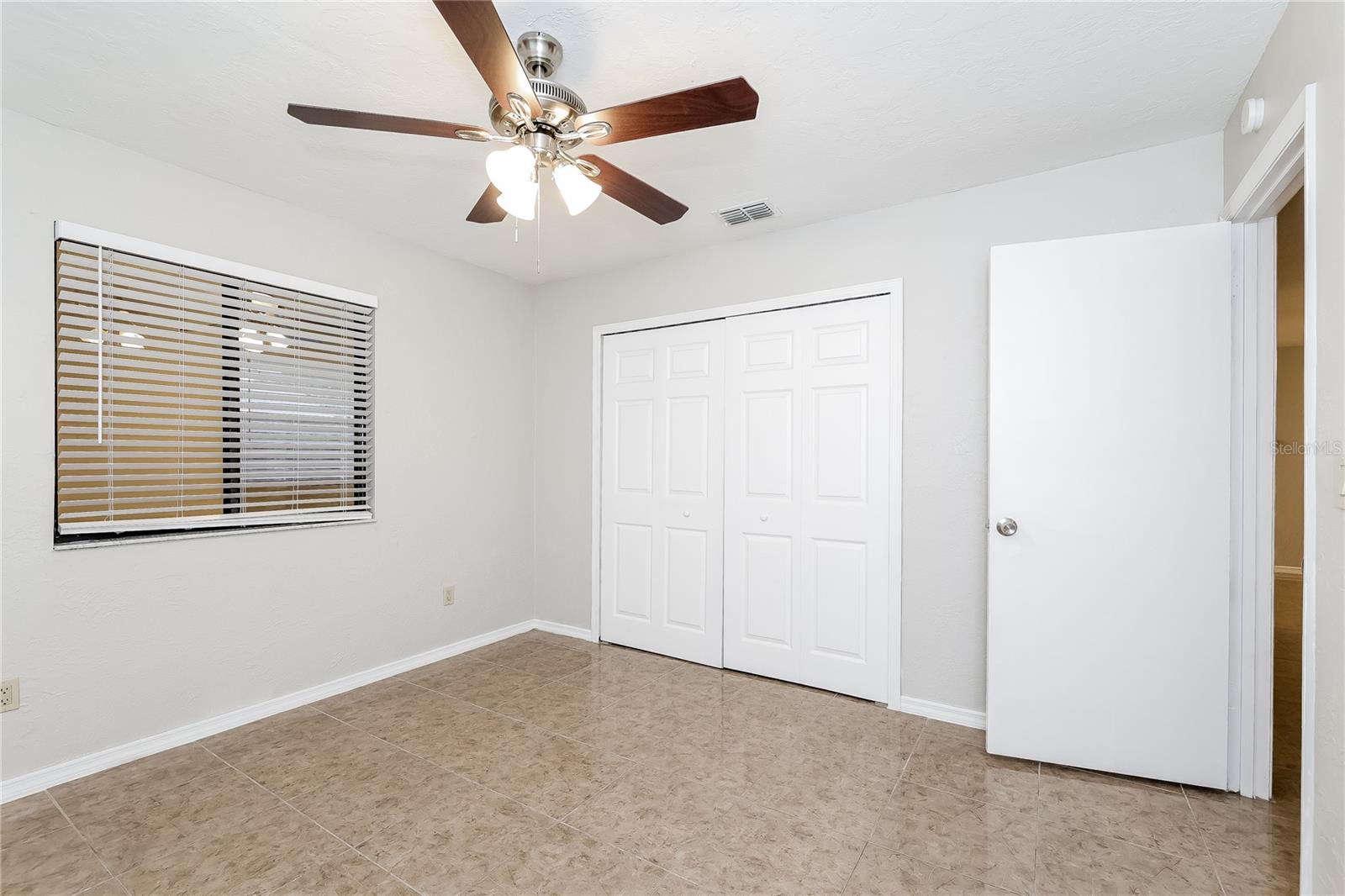 O6429619 Property Photo 12