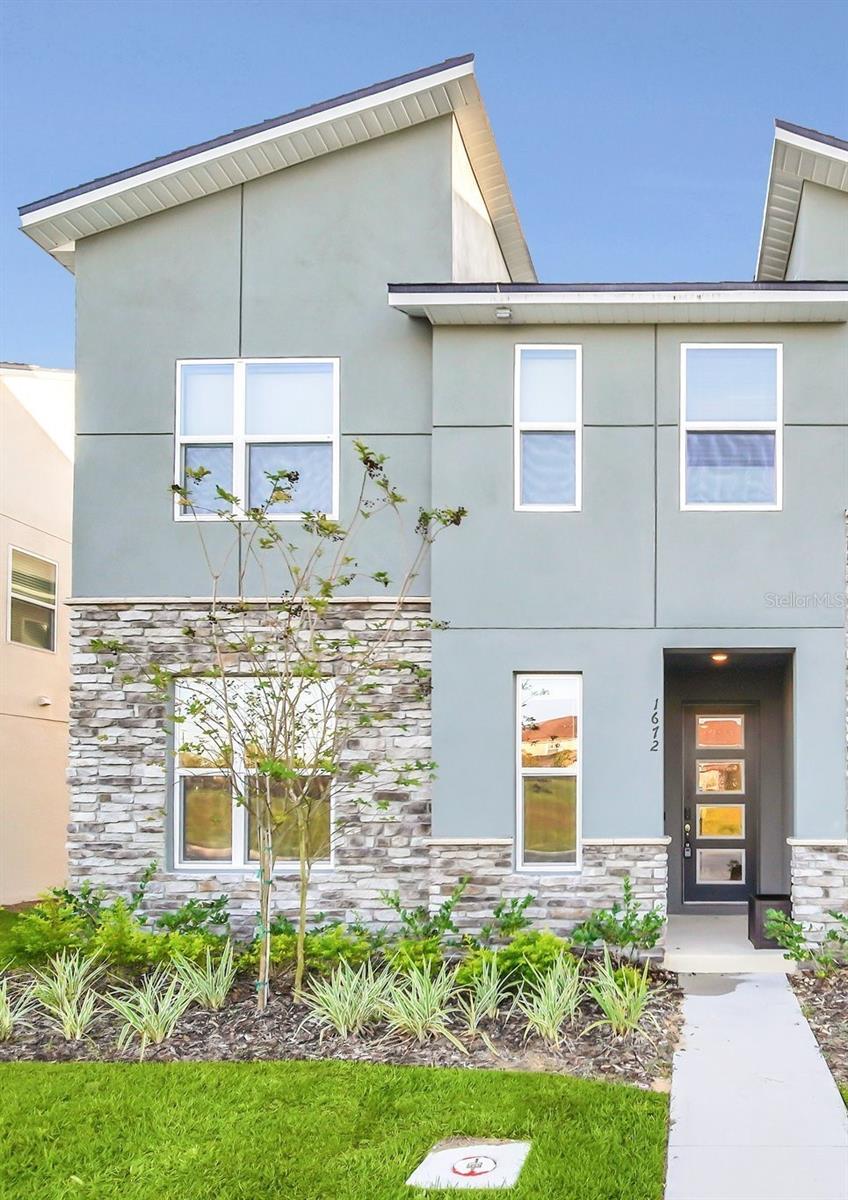 1672 TROPICAL PALMS CIR