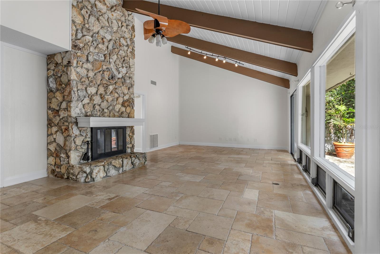 304 Fox Squirrel Ln Property Photo 6