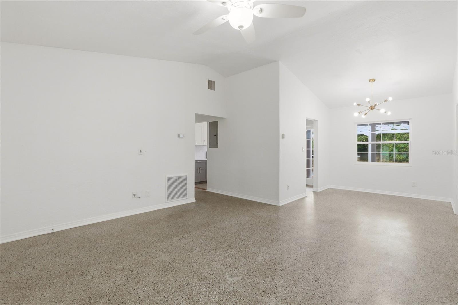724 Braidwood Ln Property Photo 5
