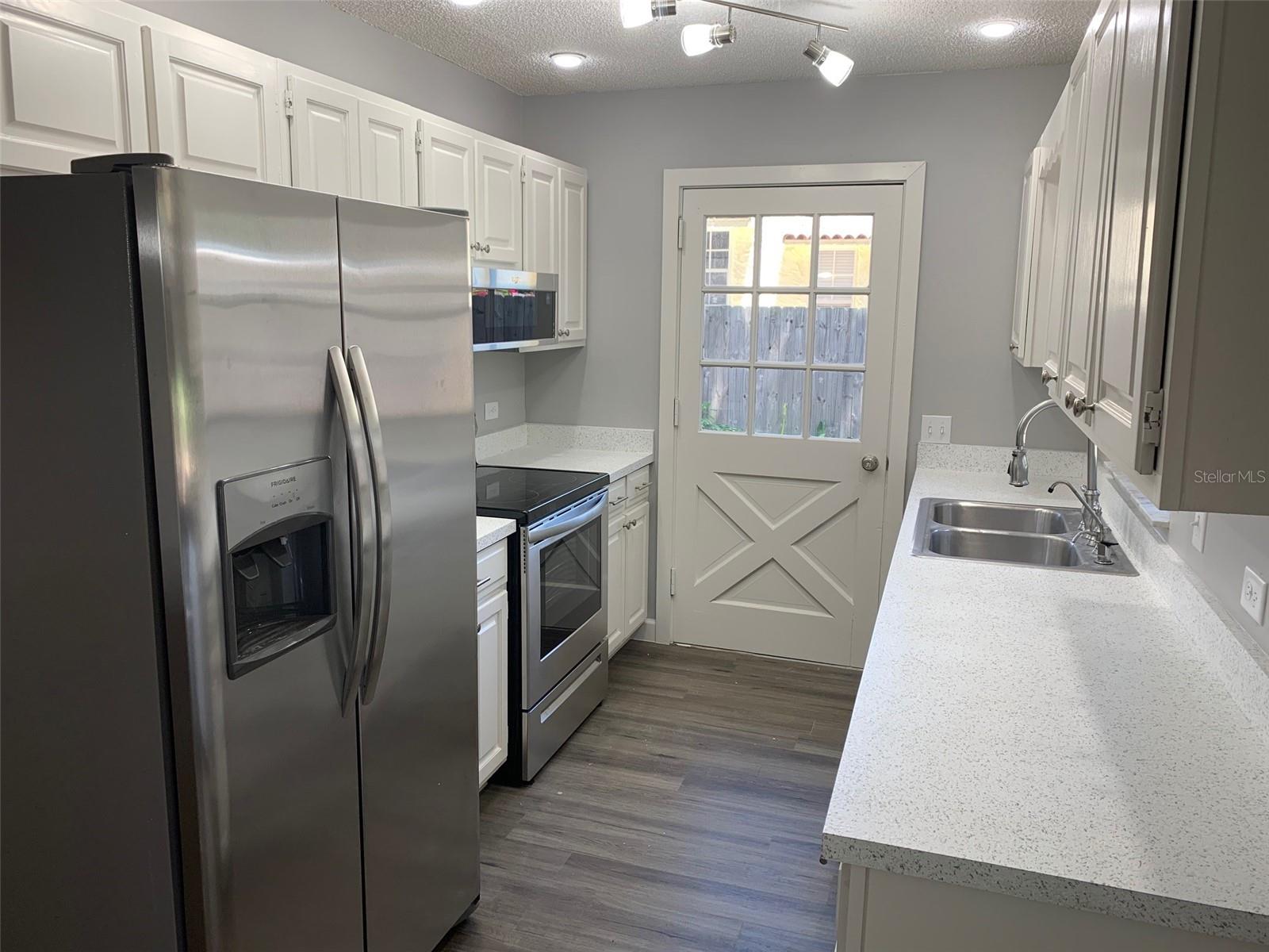 527 Hill St #a Property Photo 2
