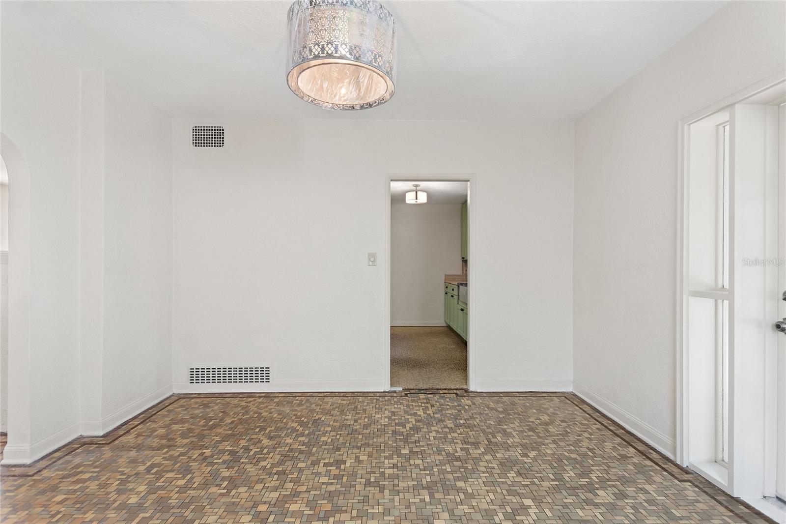 437 Richmond St Property Photo 10