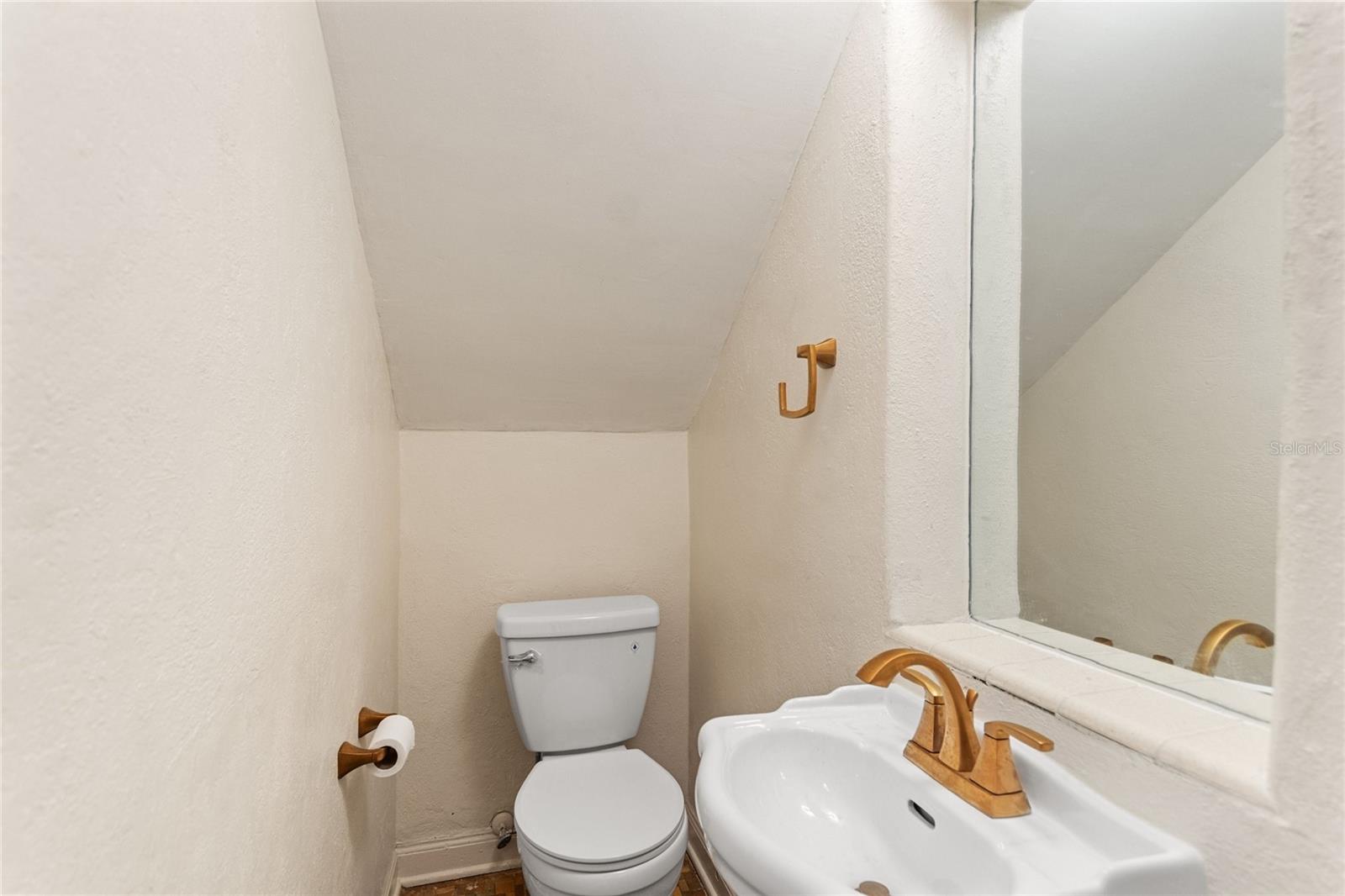 437 Richmond St Property Photo 17