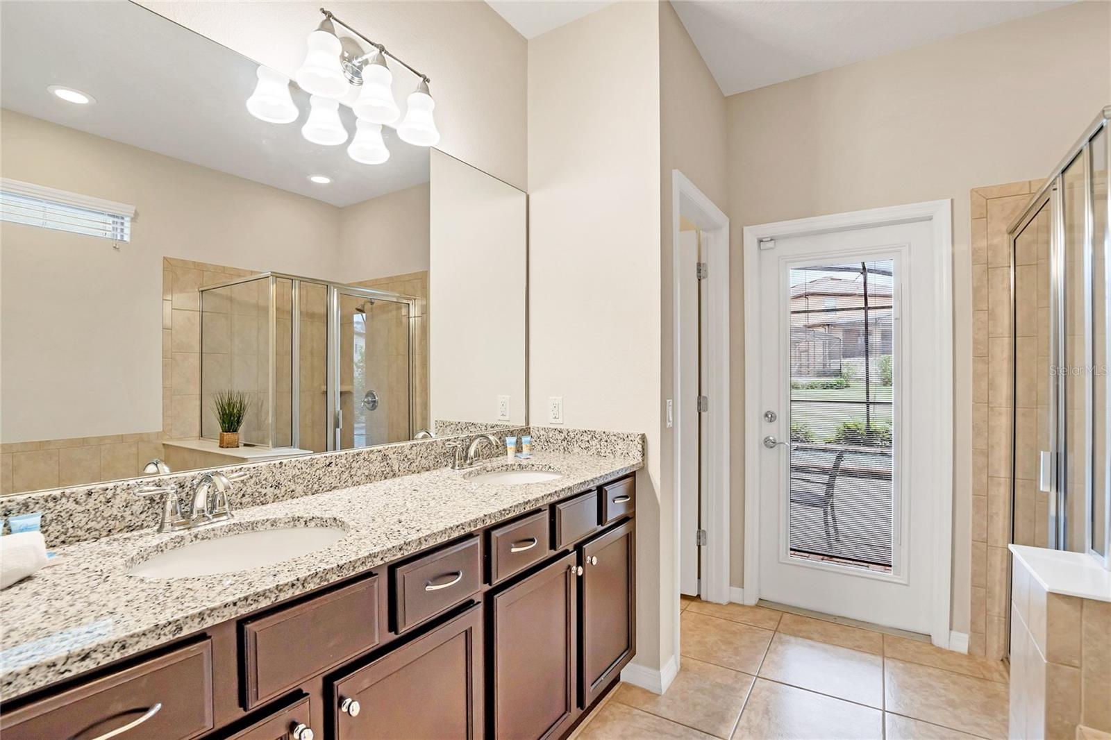 O6430075 Property Photo 23
