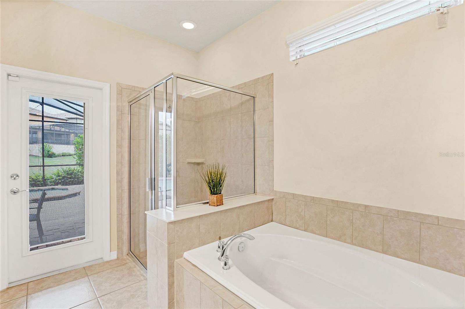 O6430075 Property Photo 24
