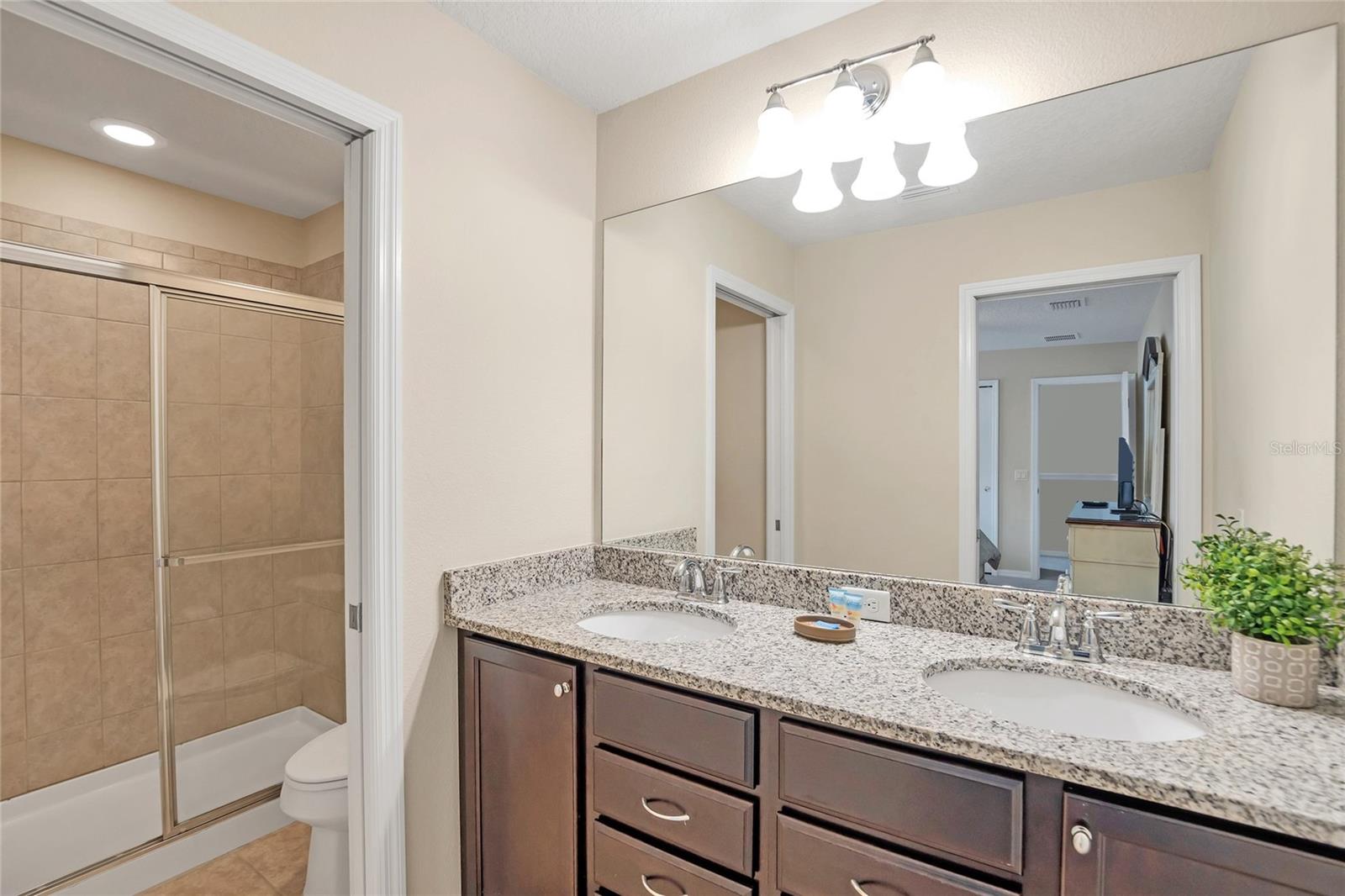 O6430075 Property Photo 26