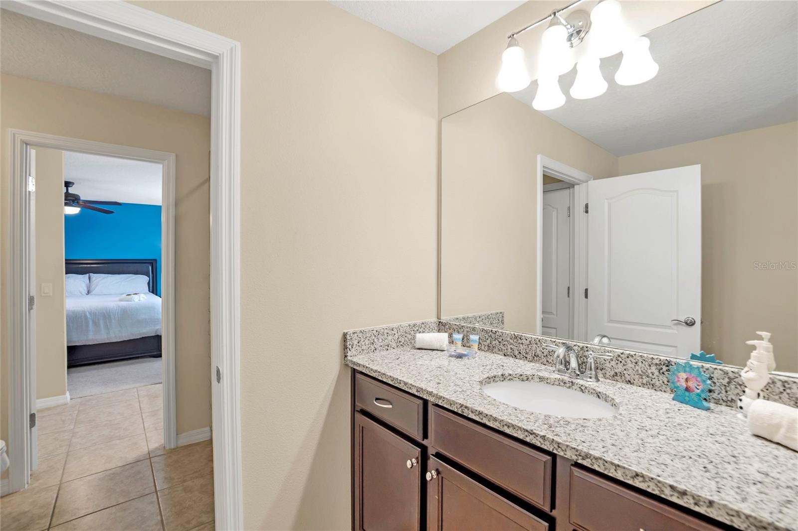 O6430075 Property Photo 30