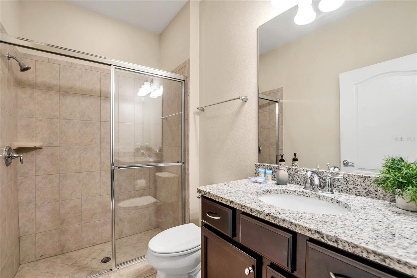 O6430075 Property Photo 32