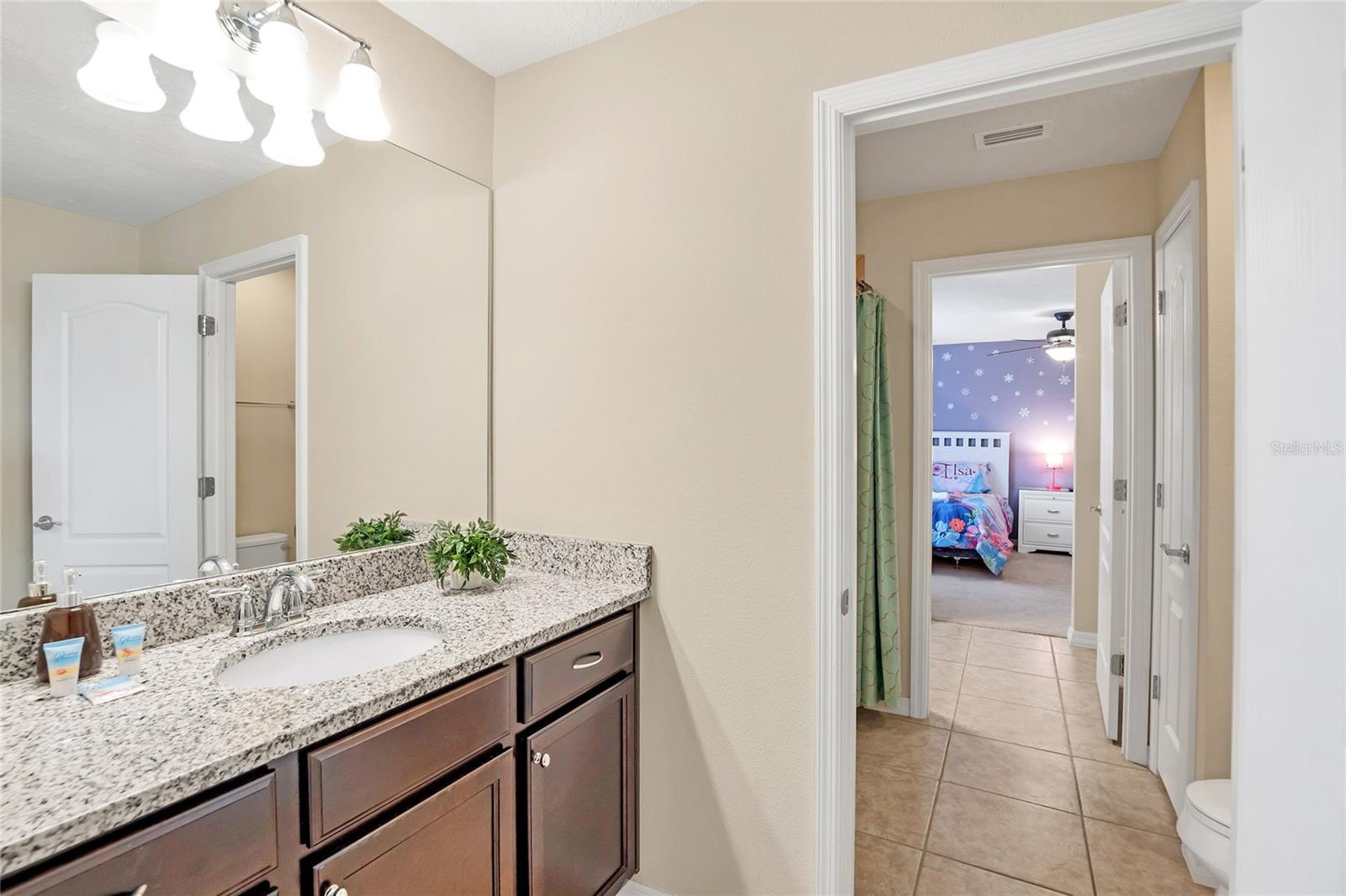 O6430075 Property Photo 34