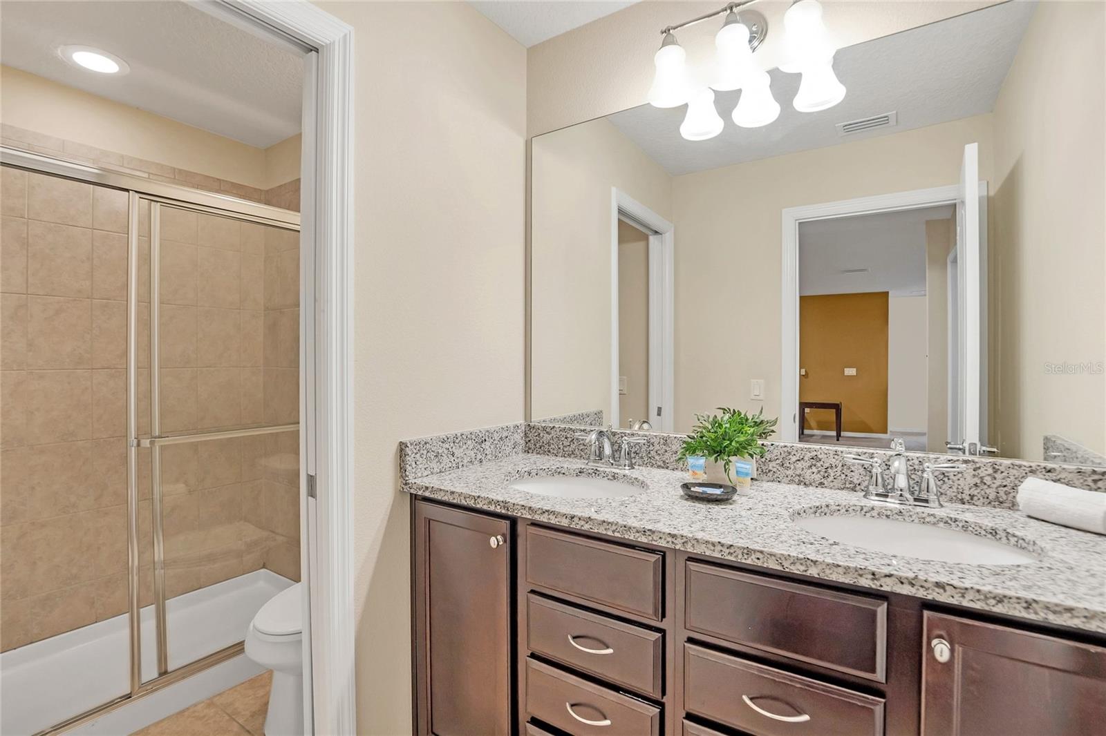 O6430075 Property Photo 36