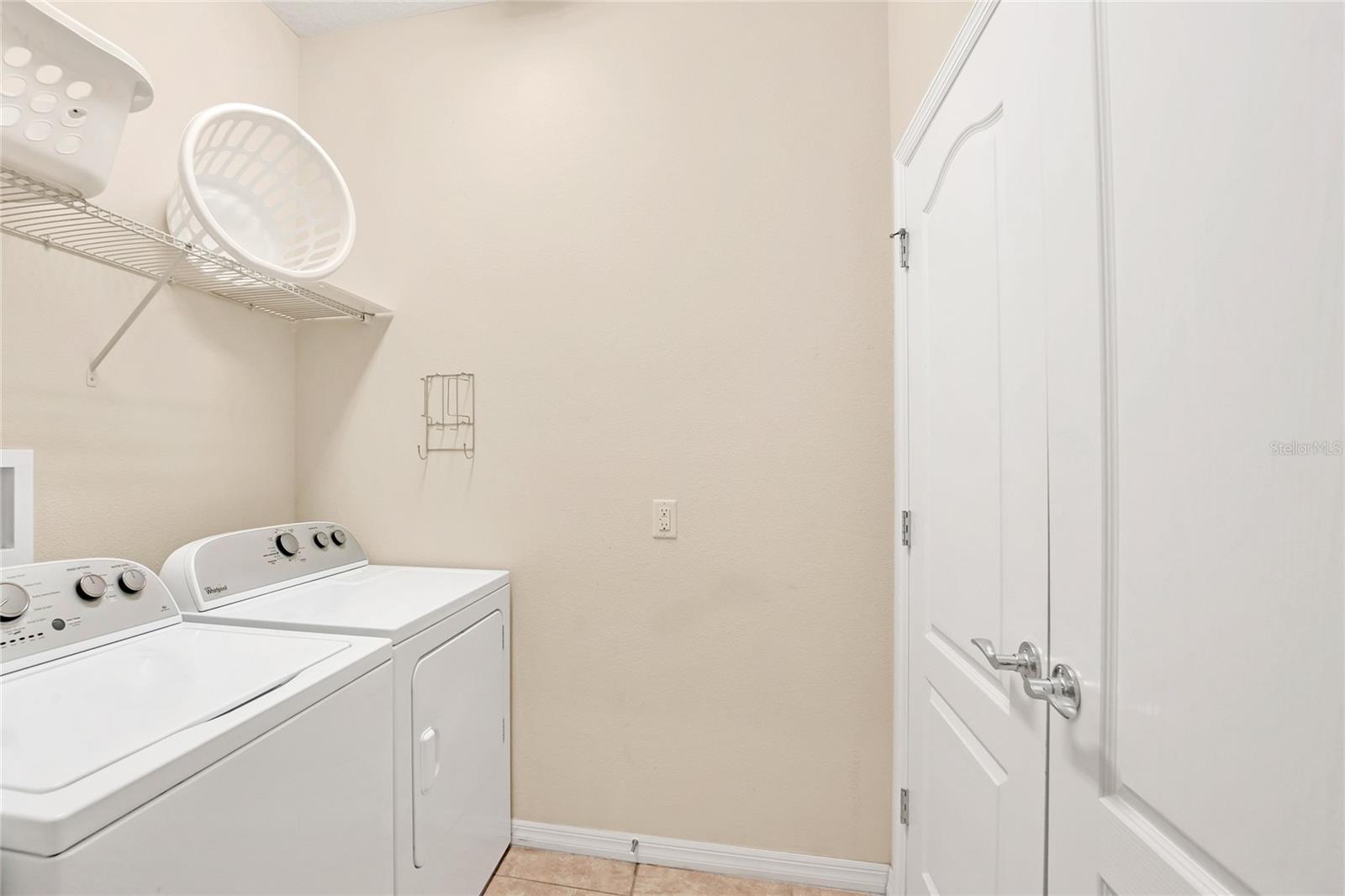 O6430075 Property Photo 38
