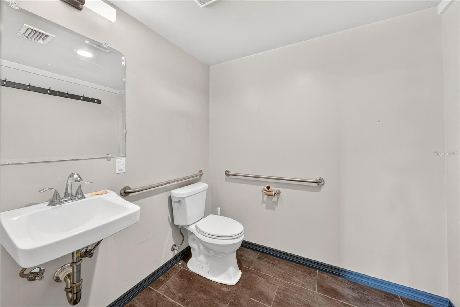 2906 N Orange Blossom Trl Property Photo 33