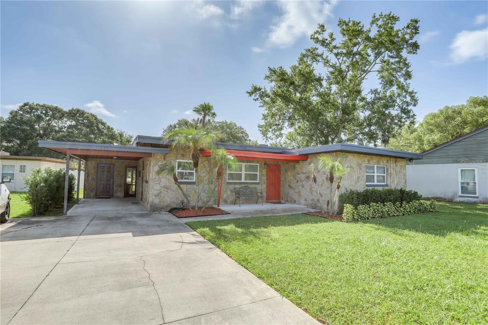 121 S TRIPLET LAKE DR Property Photo 1