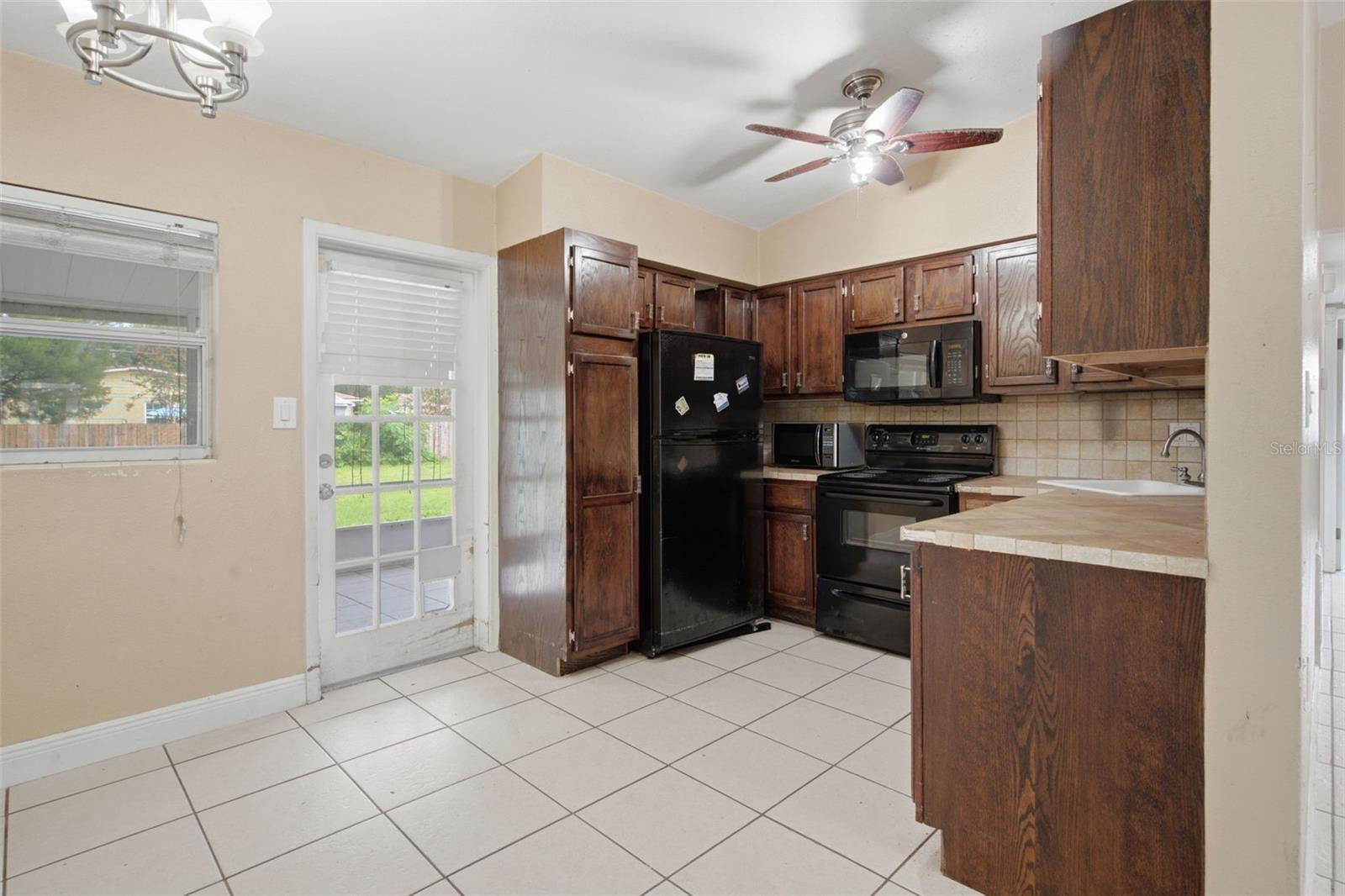 452 Oakhurst St Property Photo 13
