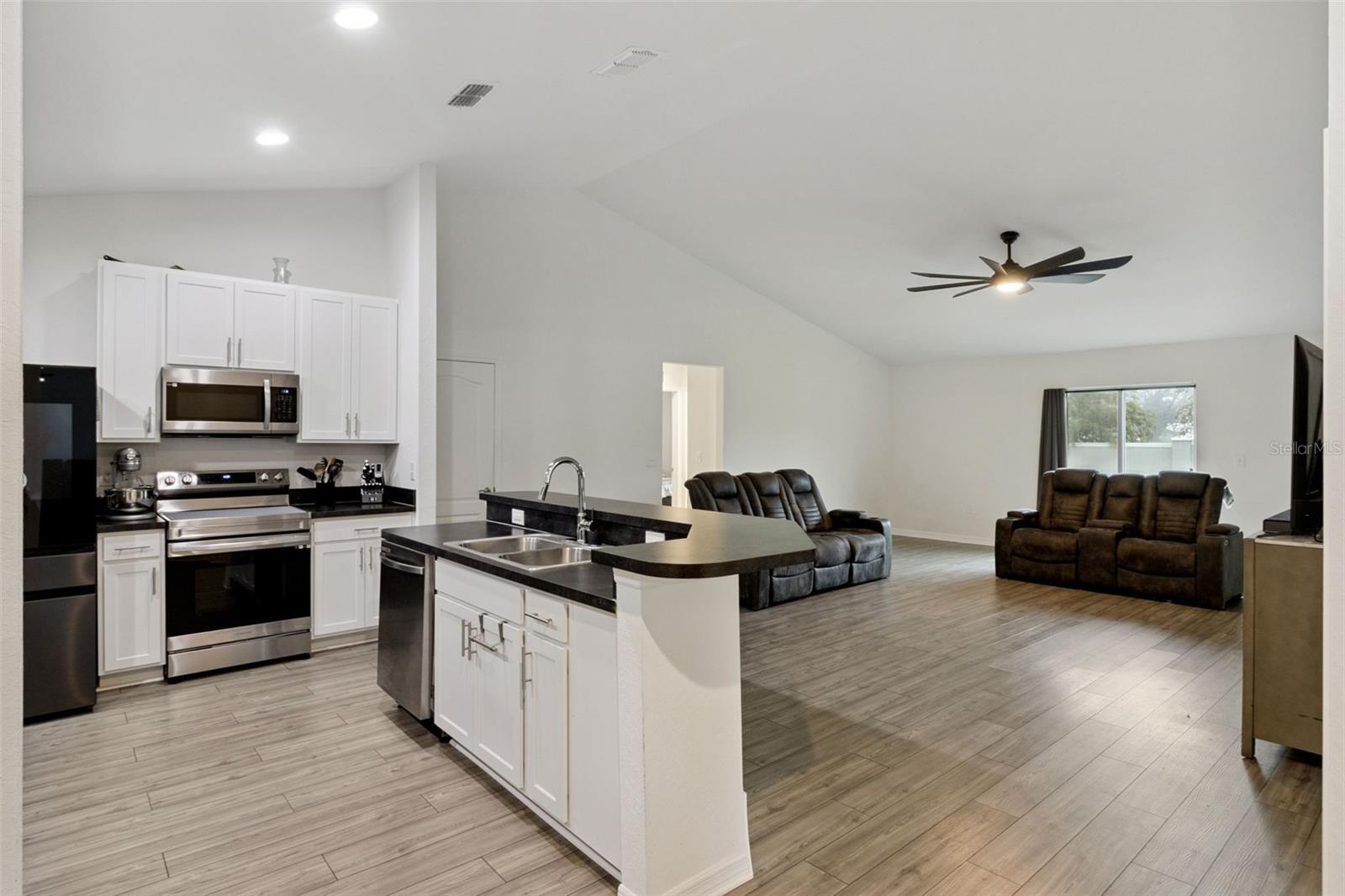 1041 Brooks Way Property Photo 3