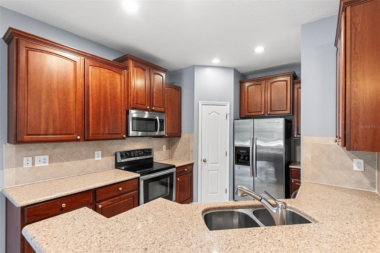 6745 Breezy Palm Dr Property Photo 3
