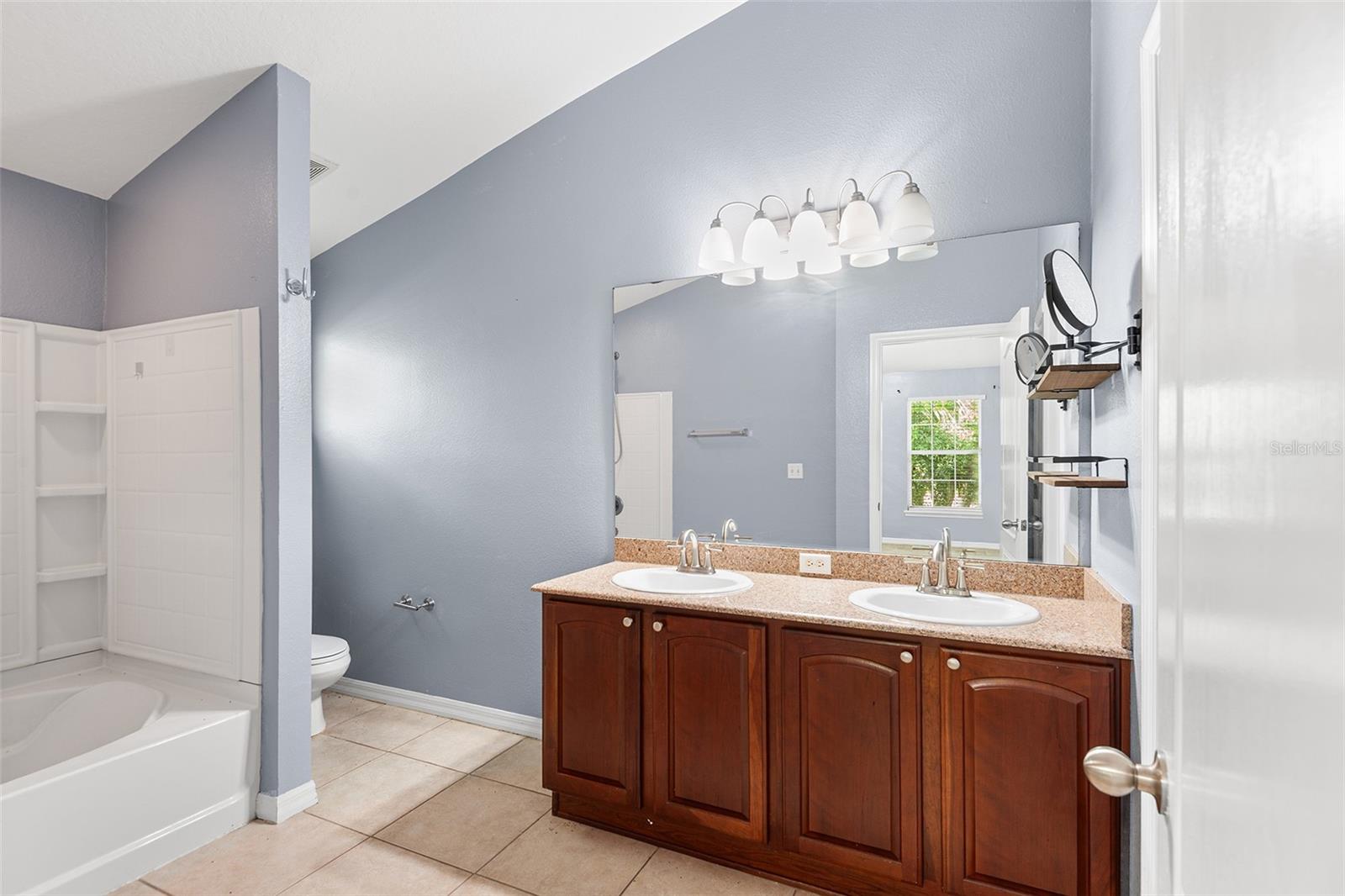 6745 Breezy Palm Dr Property Photo 7