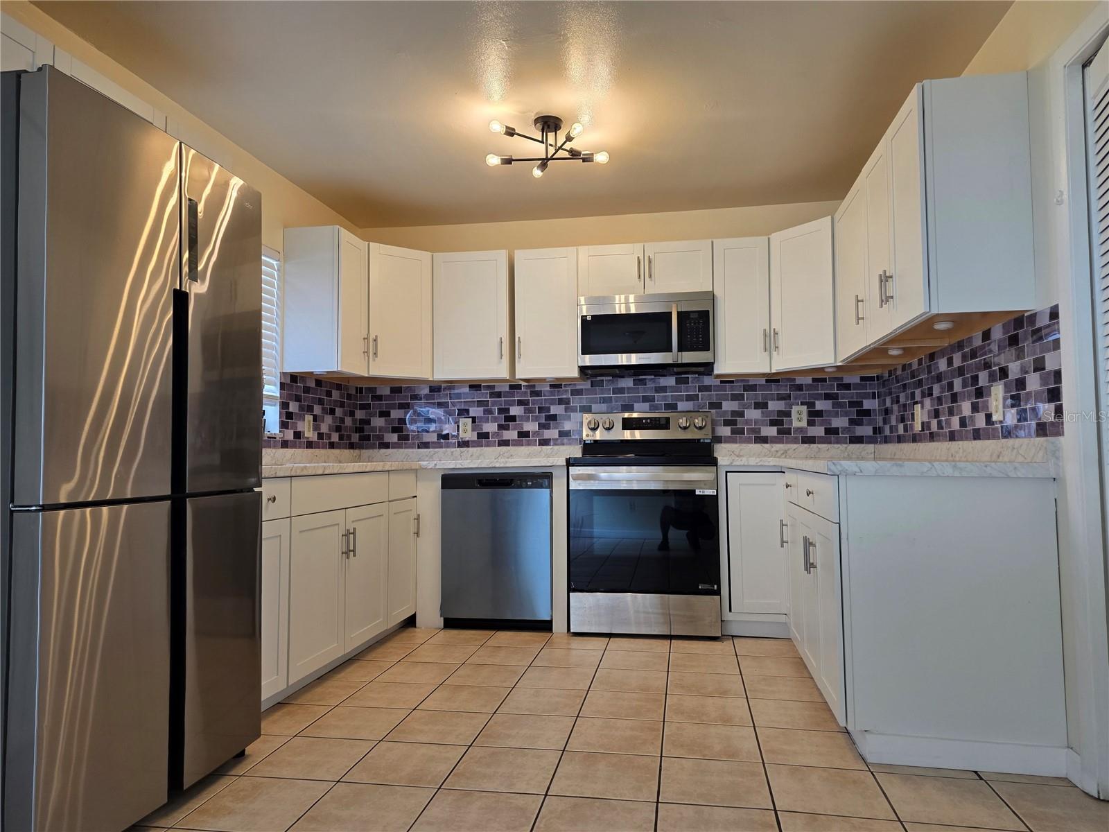 415 S Greenwich Ct Property Photo 4