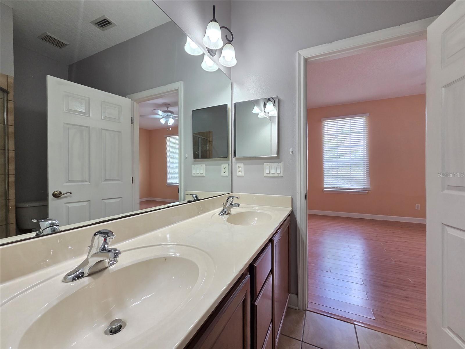 O6430429 Property Photo 10