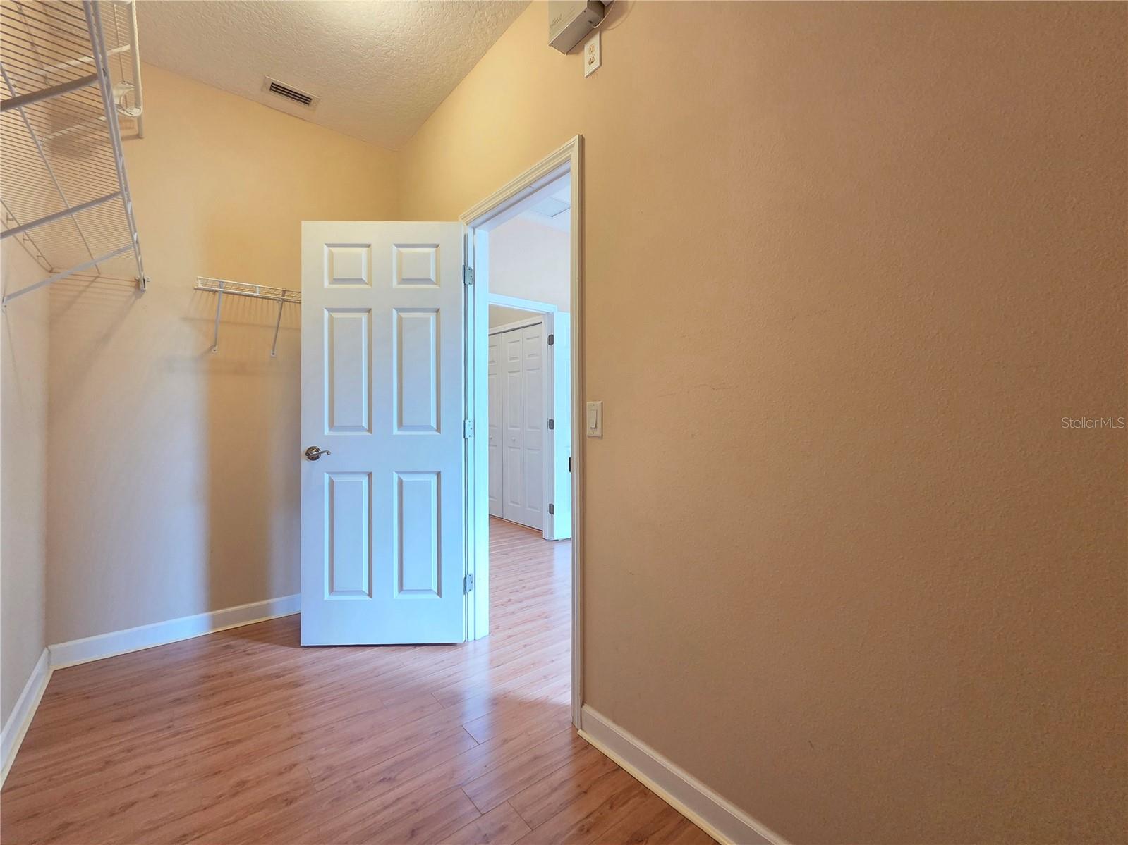 O6430429 Property Photo 14