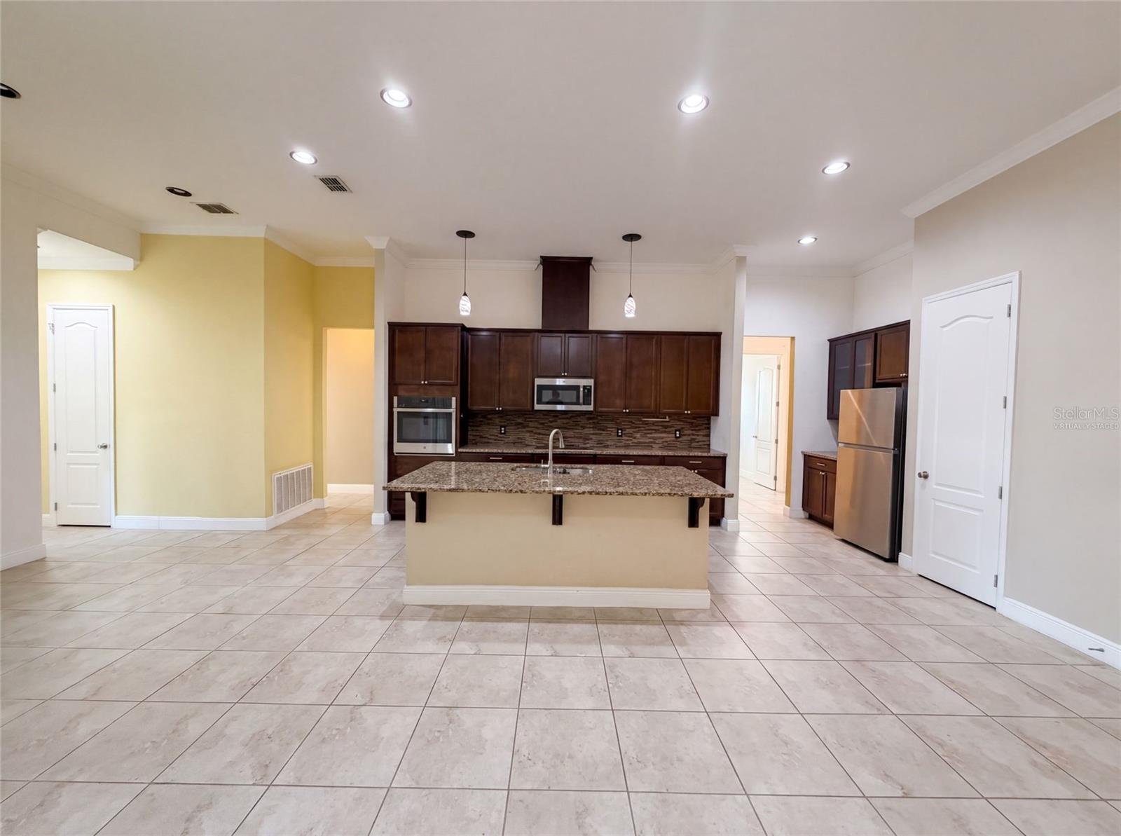 918 Blackthorn Dr Property Photo 2