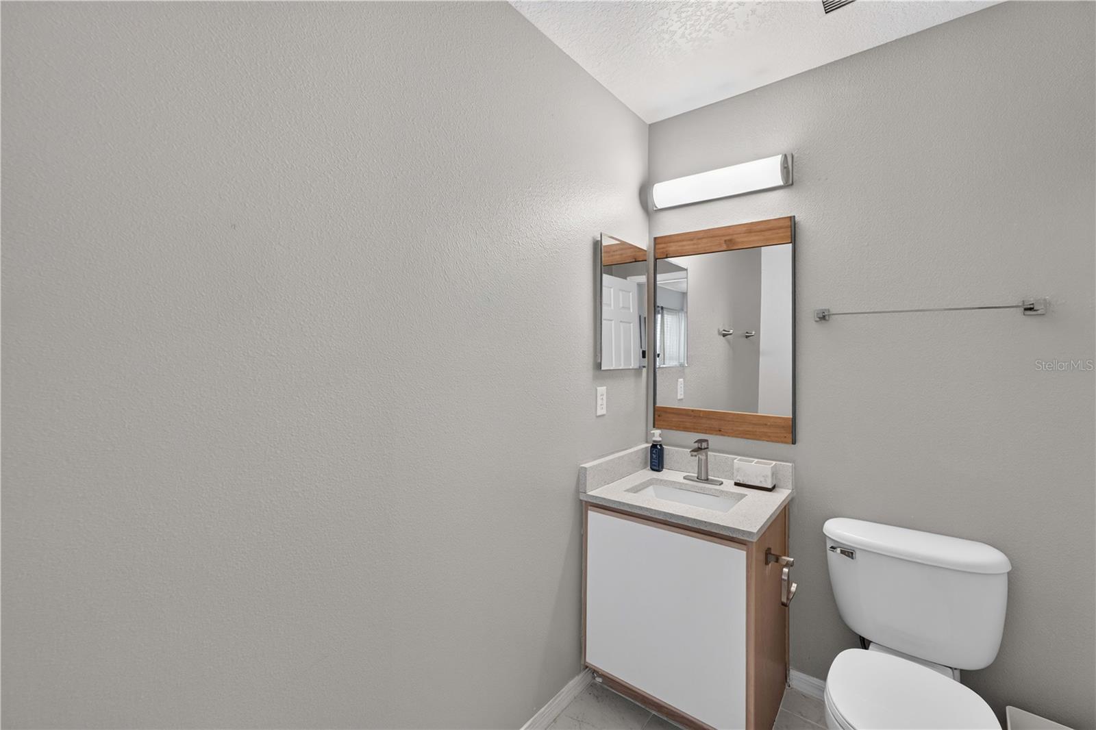 706 Lockbreeze Dr Property Photo 5