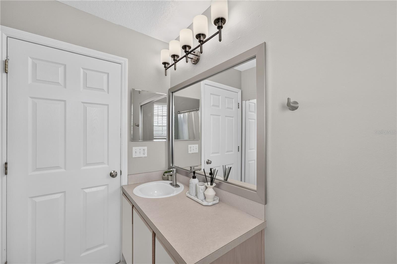 706 Lockbreeze Dr Property Photo 18
