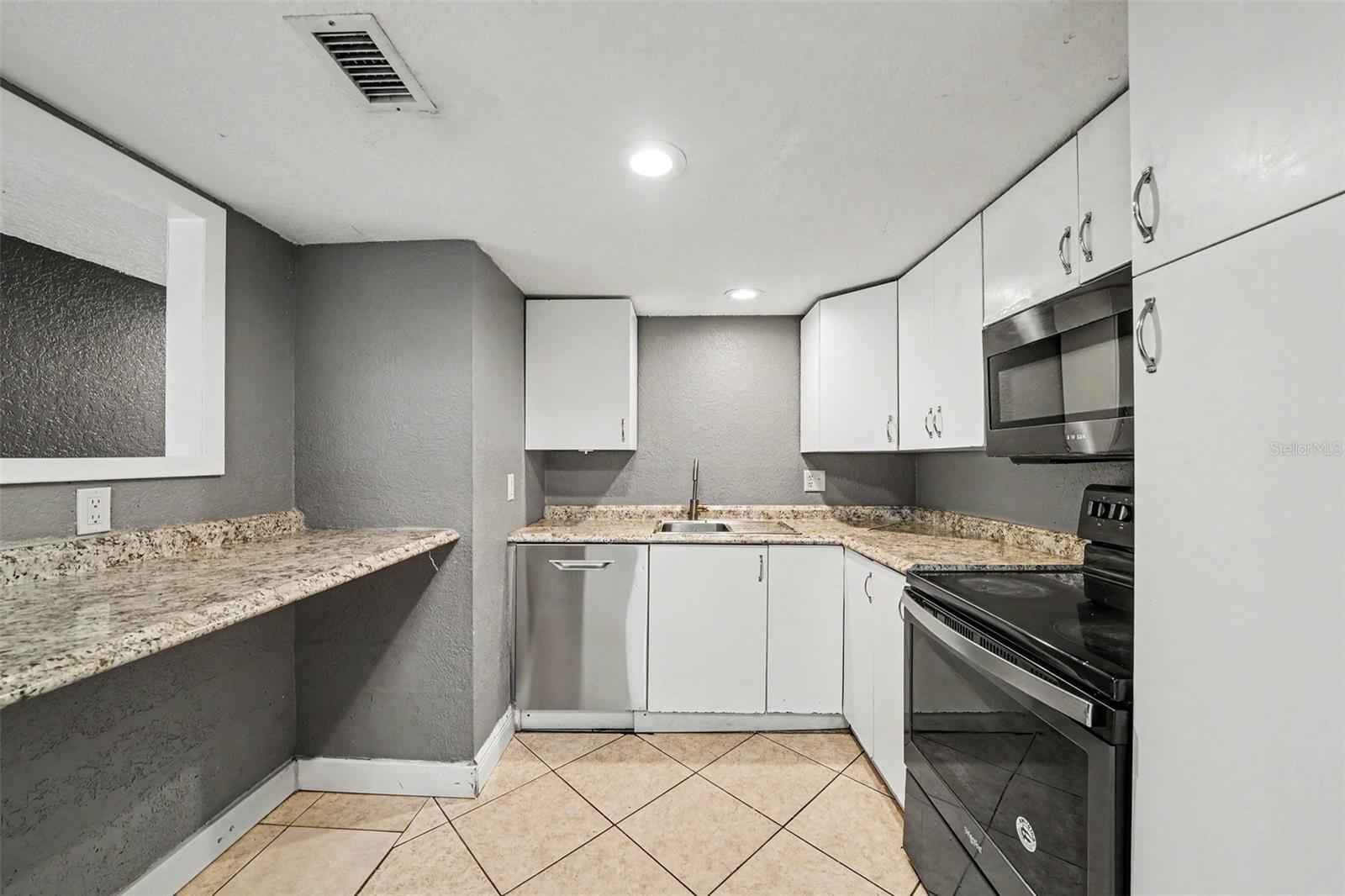 902 Lake Destiny Rd #a Property Photo 10