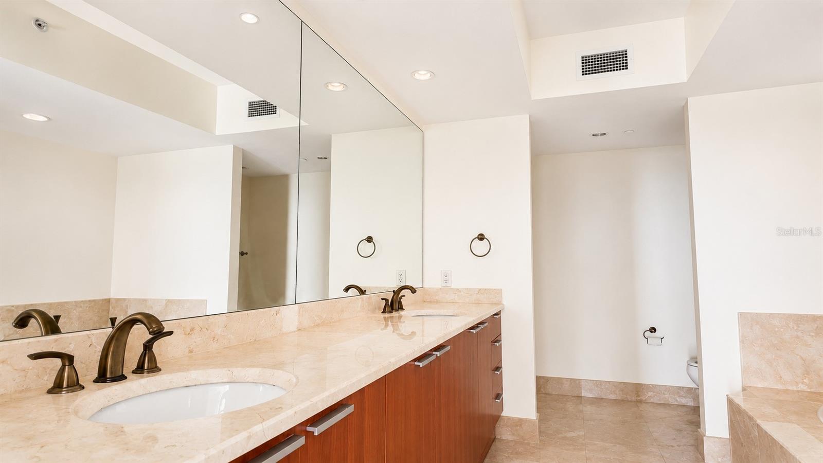 241 Riverside Dr #608 Property Photo 11