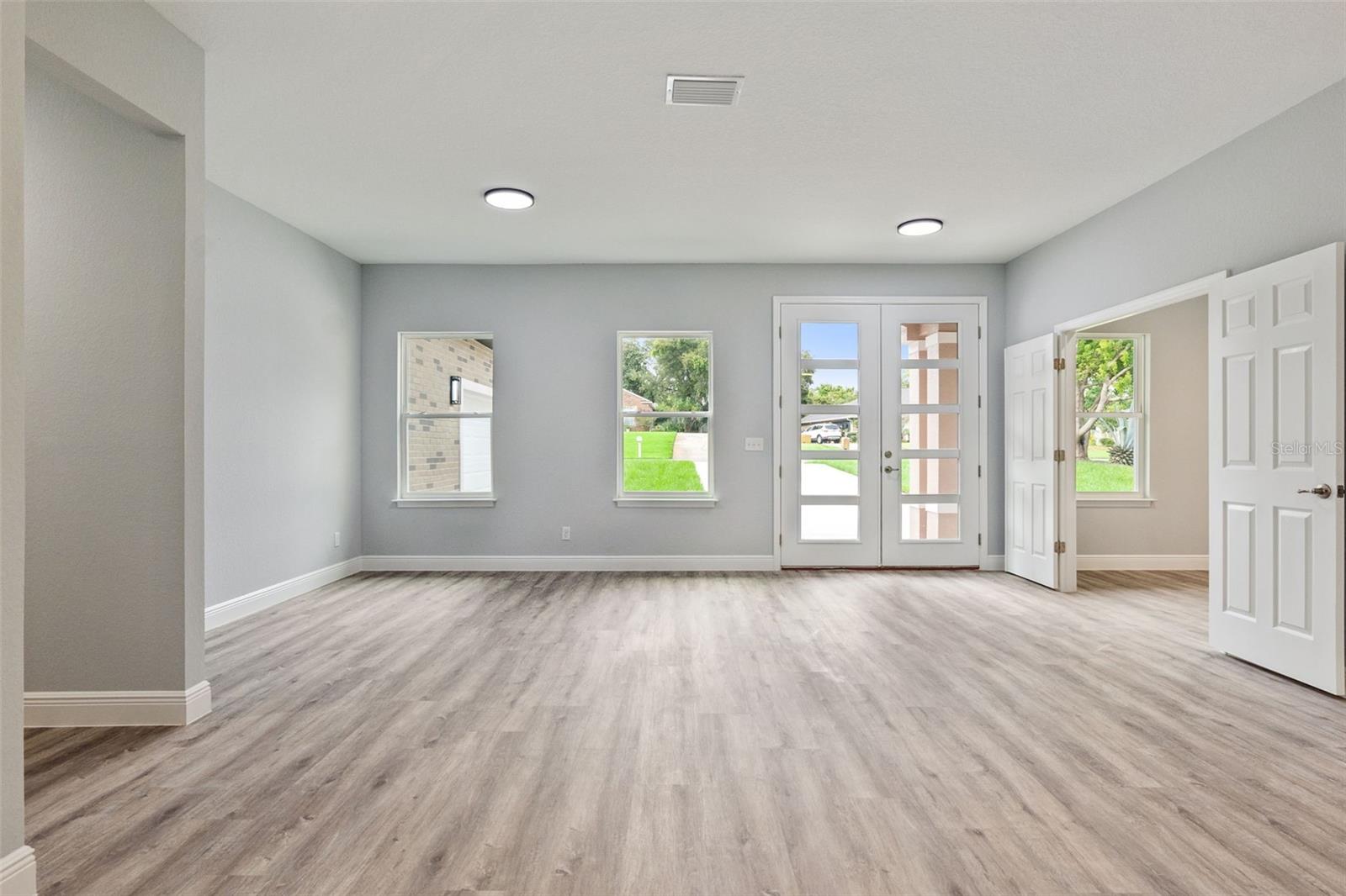 2043 Watersedge Dr Property Photo 3