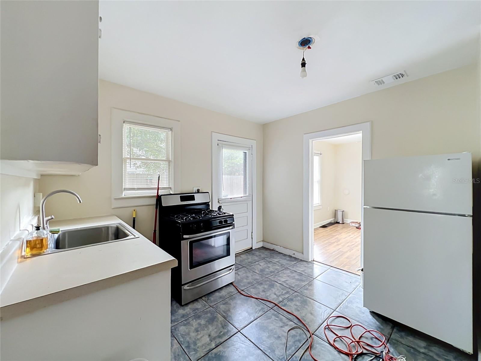 223 E Esther St Property Photo 17