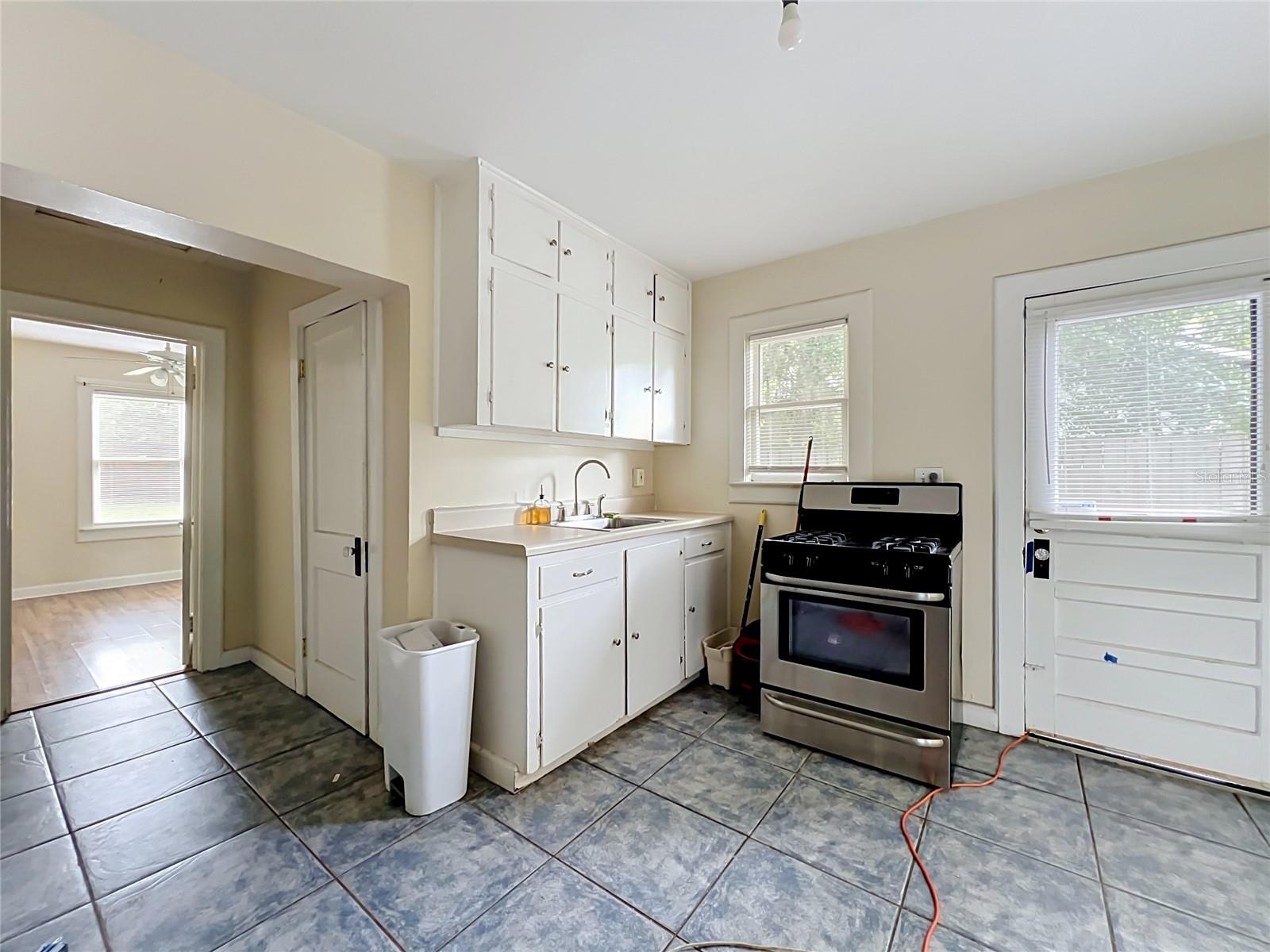 223 E Esther St Property Photo 18